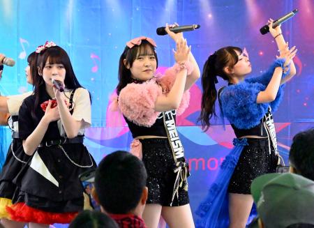 　アイドルグループ「ＭＥｉＳＭ」のメンバーとしてパフォーマンスを披露する淀紀清さん（中央）＝１９日、香川県坂出市