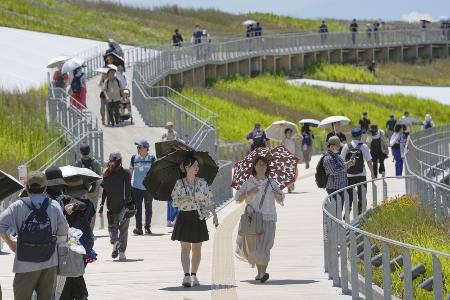 　大阪・関西万博の開幕から100日となり、大屋根リングを散策する来場者＝７月21日、大阪市此花区の夢洲