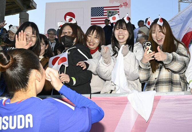 試合後、ＤＦ増田（手前）をねぎらう山崎さん（右）ら＝15日午後、Ｊヴィレッジスタジアム、森田大地撮影