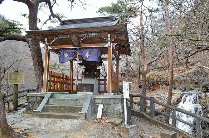 拝殿の右奥には「虹見の滝」があります