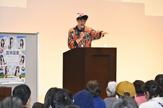 農業の魅力などについて講演する小島さん＝22日午後、宇都宮市宮みらい