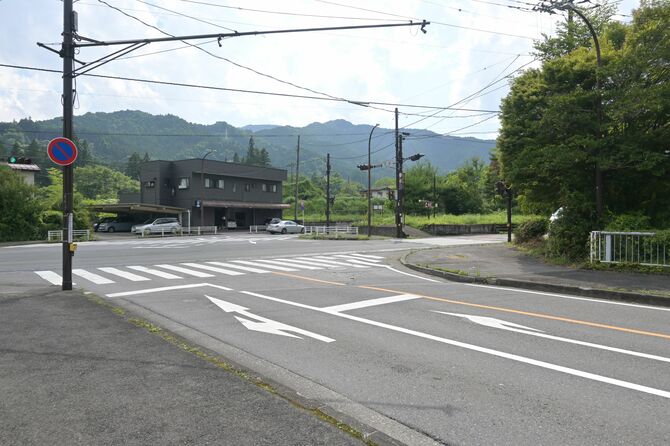 宝殿交差点。銀色の乗用車が走る道には、直進・左折レーンから進むのが正しい