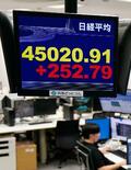 東証、一時初の４万５千円突破