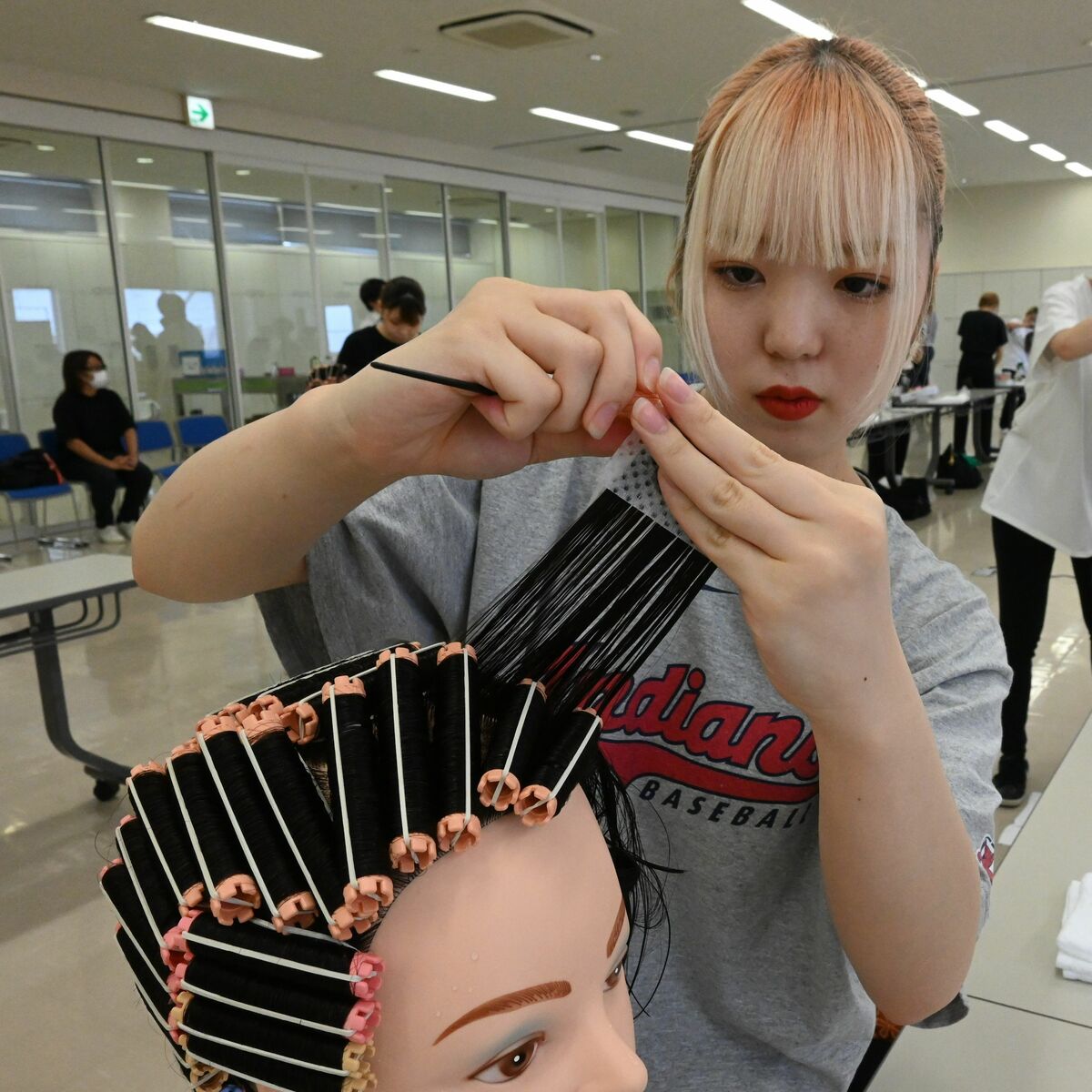 宇都宮・美容師専門学生のコンテスト パーマの腕前競う 「挑戦の場提供