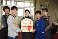 「織姫」に教わってしおり作り　真岡の長沼小で真岡木綿の機織り体験　栽培…