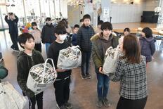 新聞紙のエコバッグ111個　黒磯小児童が心込め制作　野菜など購入したら…