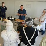 お寿司を作って食べて交流　下野市民と外国人20人が参加　魚のさばき方も…