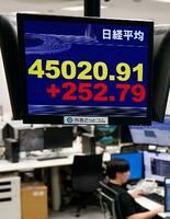 東証、一時初の４万５千円突破