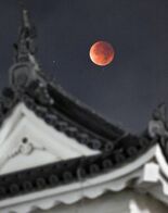 【夕刊】やぐらの上に赤銅色の満月