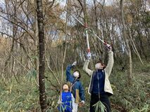 里山を守る「つる切り」　リースや輪投げの材料に