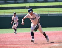 【WEB版】宇都宮中央が初の高校野球公式戦　“桜色”ユニホームで躍動