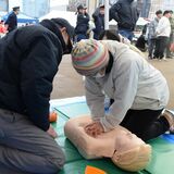 まちなかで災害に備えよう　記者が中央消防署フェアに参加　手当て、火災対応学ぶ
