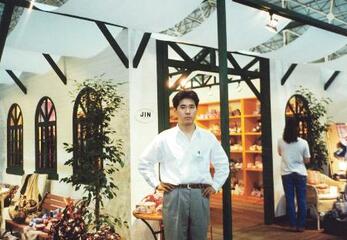 ジンズＨＤは服飾雑貨の製造卸が始まり