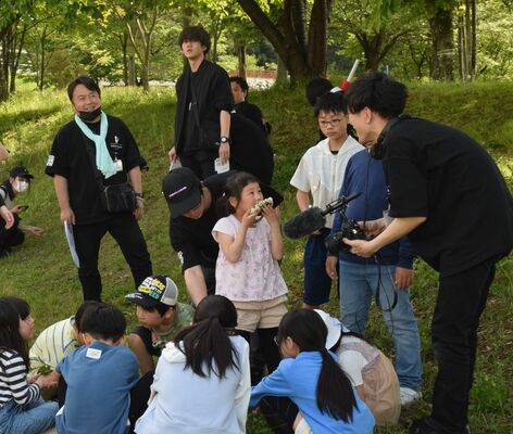 短編映画の撮影を見守る菊池さん（左）