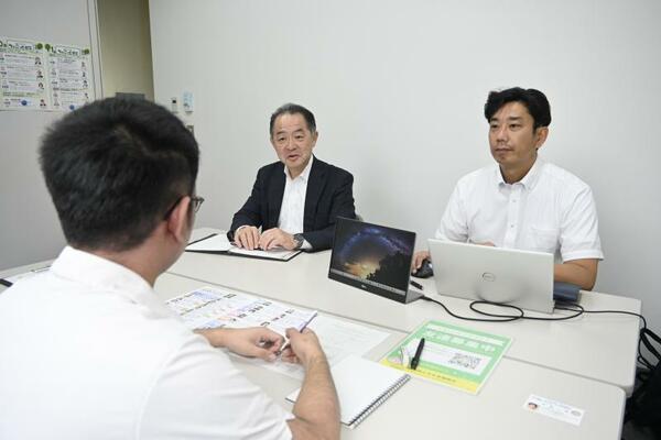 創業希望者の相談を受ける県よろず支援拠点の須田チーフコーディネーター（中央）ら。新政権の地方経済活性化策に期待を寄せる＝１日午前、宇都宮市内