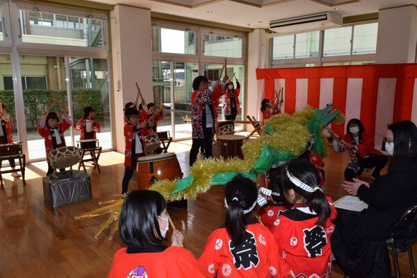 記念式典で太鼓などを披露する泉保育所の幼児たち