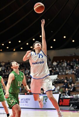 第１クオーター１分、白鴎大の佐藤がシュートを決める＝代々木第二体育館