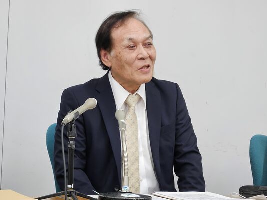 記者会見に臨む針川氏＝10日午後、県庁記者クラブ