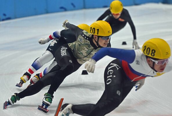 ショートトラック少年男子５００メートル準々決勝１組　２番手で前の選手を追う本県の並木飛＝テクノルアイスパーク八戸