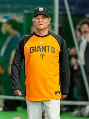 ソフトバンク戦前の練習を見守る、巨人の橋上秀樹監督代行=26日、東京ドーム