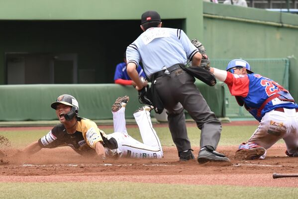 １回、栃木ＧＢの一走・武蔵が本塁突入を試みるもタッチアウト＝清原球場
