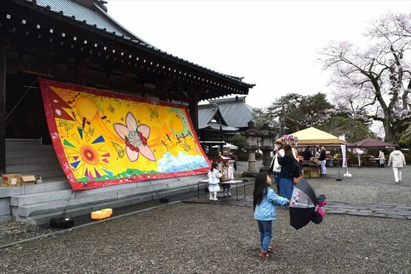今市の如来寺で披露された「日光キッズゲルニカ２０２４」の完成作品