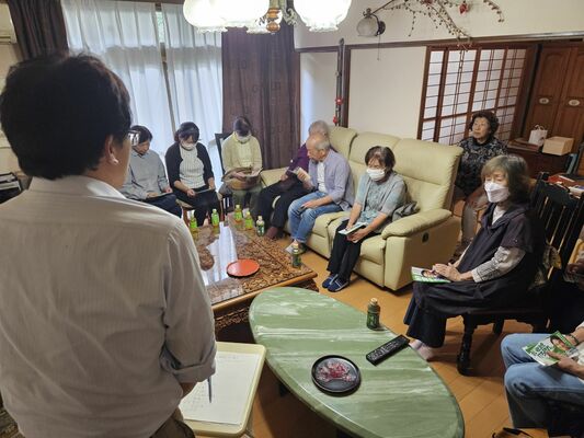 衆院解散後初の週末に、ミニ集会で政策を訴える立候補予定者＝12日午後、宇都宮市