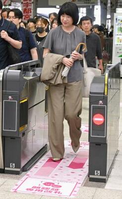 東武宇都宮駅に導入された顔認証の自動改札機。事前登録した利用者の顔画像と、改札機の内蔵カメラで読み取った顔情報を照合する=27日午前