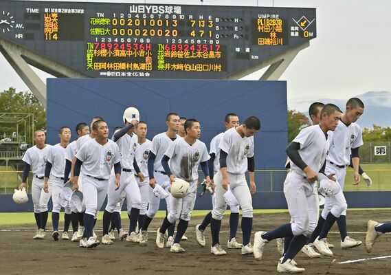 準決勝で敗退し、悔しさをにじませベンチに引き揚げる佐野日大ナイン=甲府市の小瀬スポーツ公園山日YBS球場、広瀬華撮影