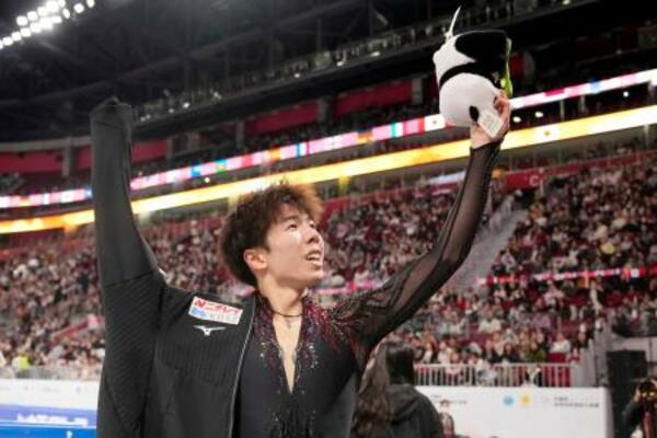 男子フリーの演技を終え、歓声に応える佐藤駿=重慶(共同)