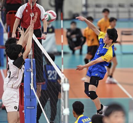 第3セット、足大付の菊池がスパイクを決める=東京体育館、森田大地撮影