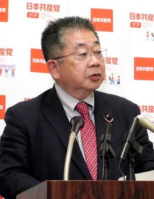 記者会見する共産党の小池書記局長=1日午後、国会