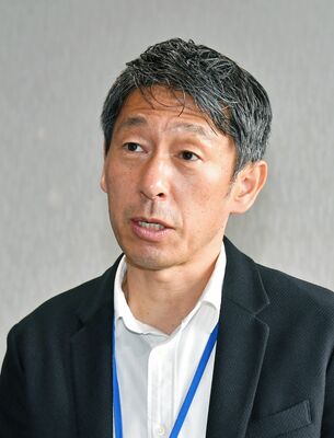 下野新聞社の取材にＷ杯への思いを語る上野優作コーチ＝４月
