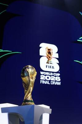 　サッカーＷ杯の優勝トロフィー＝３日、ワシントン（ＦＩＦＡ提供、ゲッティ＝共同）