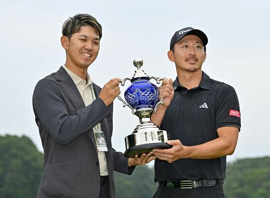 阿久津未来也大会実行委員長(左)から優勝カップを受け取る岩崎=西那須野CC、佐々木優衣撮影
