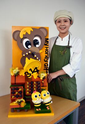 ディスプレー部門で最高賞を受賞した山内さんと作品