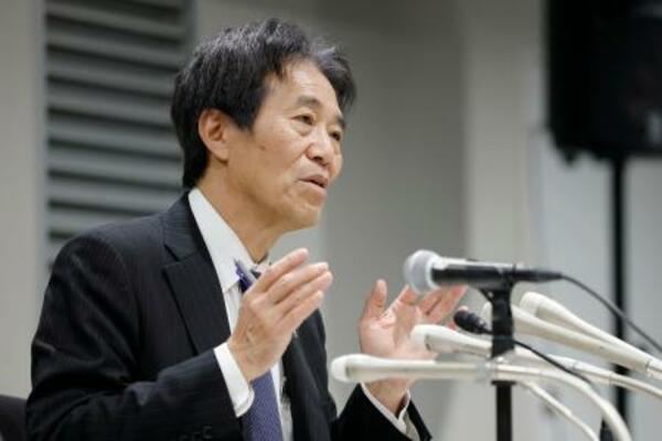 記者会見する清算人の伊藤尚弁護士=4日夜、東京都中央区