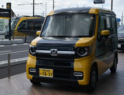 ライトライン（左）をイメージした「Ｎ－ＶＡＮ」＝宇都宮市内