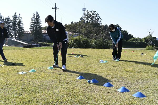 コミュニティゴルフのプログラムを体験する鹿沼グループの従業員ら=10月下旬、鹿沼市