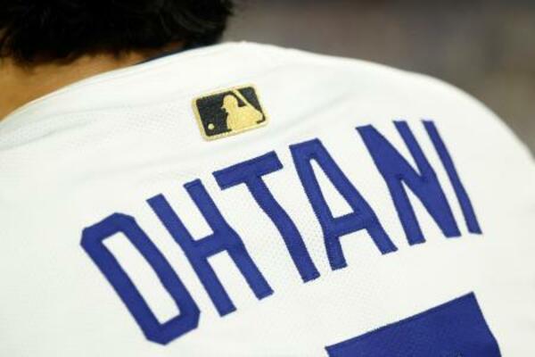 　背中に金色の特別ロゴが付いたユニホームでプレーするドジャースの大谷翔平＝１０月、米ロサンゼルス（ゲッティ＝共同）