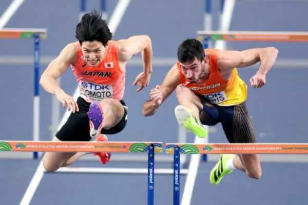 　男子６０メートル障害準決勝で力走する野本周成（左）＝トルン（ゲッティ＝共同）