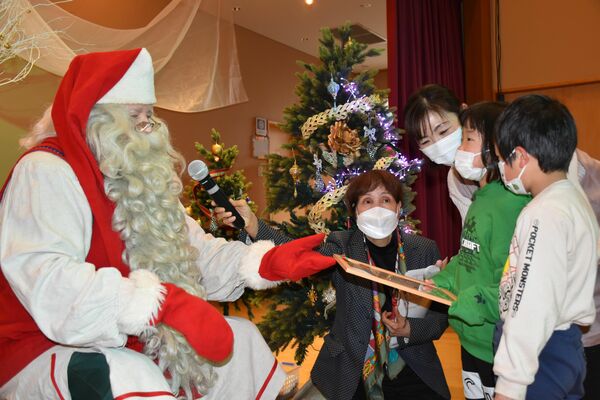 サンタから「良い子の証明書」を受け取る園児