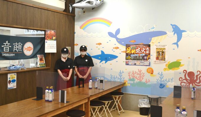 海を身近に感じさせる店内