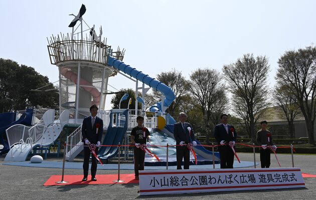 テープカットを行う出席者ら