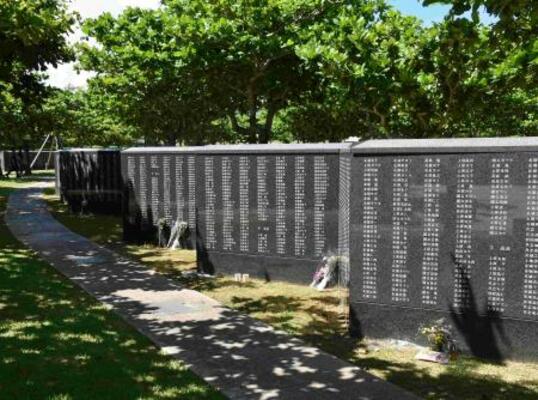 　平和の礎。国籍や軍人、民間人の区別なく、沖縄戦などで亡くなった人々の氏名を刻んだ記念碑＝沖縄県糸満市