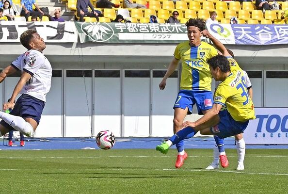前半35分、栃木ＳＣのＭＦ小堀（手前右）が先制ゴールを決める＝カンセキスタジアムとちぎ