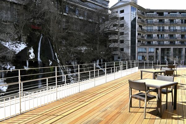 対岸の「七絃の滝」などを望める新設のプレミアムラウンジ＝26日午後、那須塩原市
