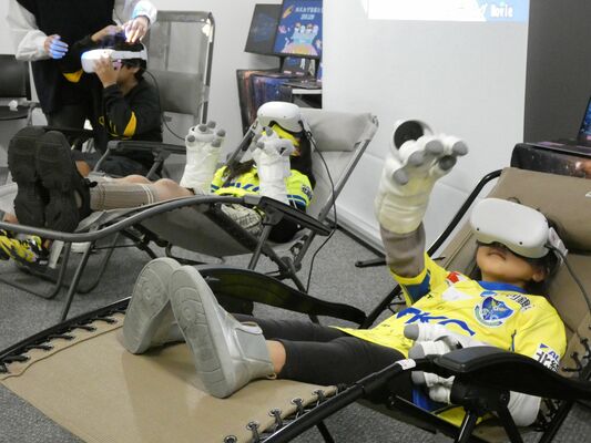 ＶＲゴーグルを装着して宇宙飛行士を疑似体験する児童