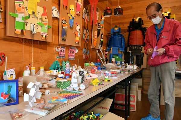 手作りのおもちゃがずらりと並ぶ展示会