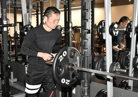 パワーリフティングでの国スポ出場に向けトレーニングに励む芹江さん